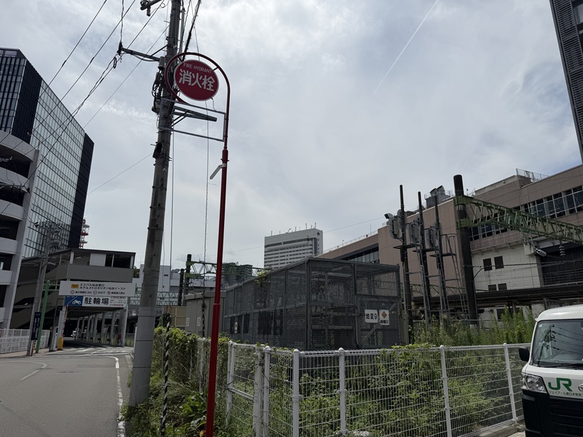 スーパーホテル仙台駅東口天然温泉付近から見た仙台駅の線路沿いの建物と鉄道施設