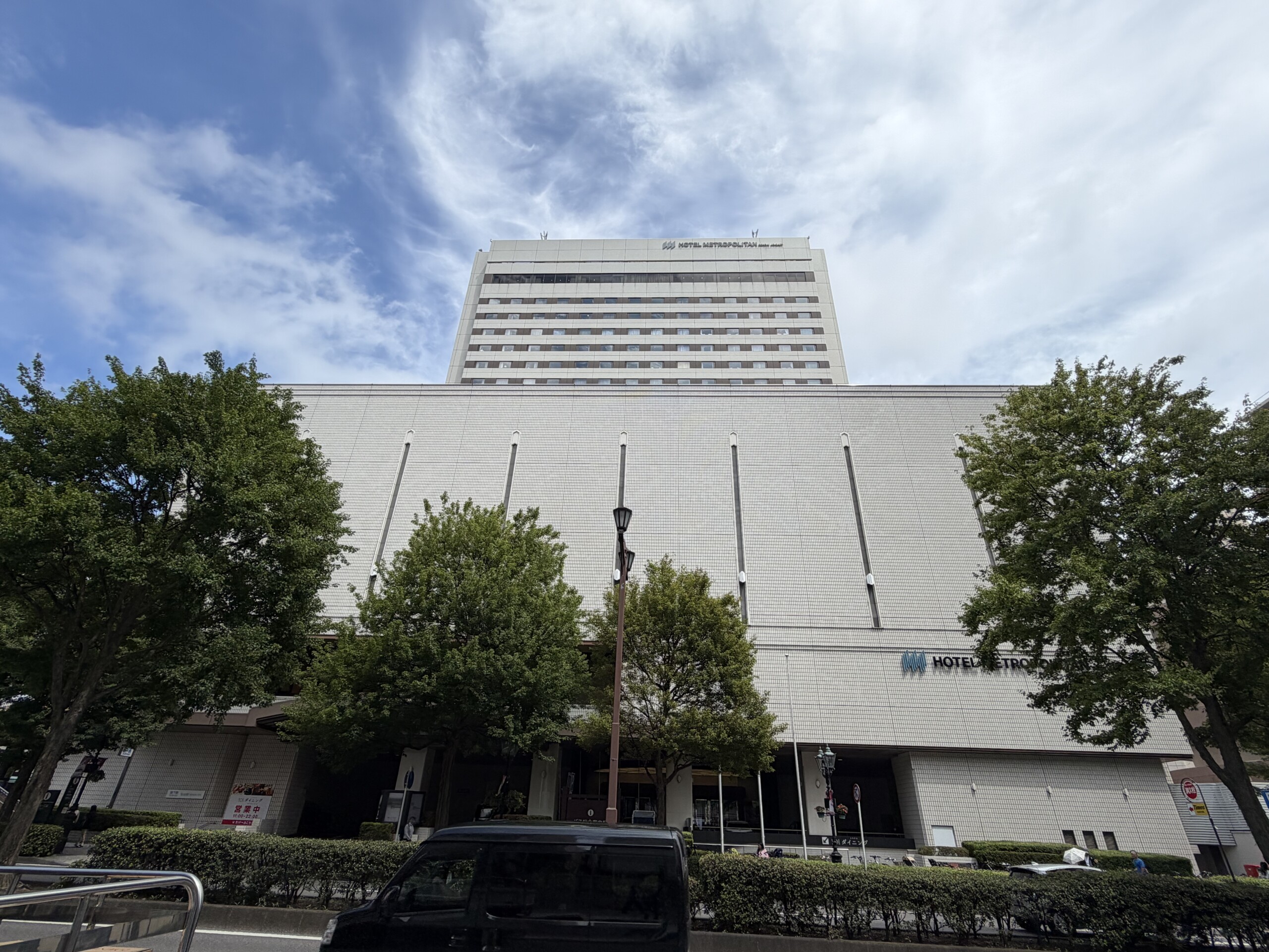 仙台駅西口近くに建つホテルメトロポリタン仙台の建物全景