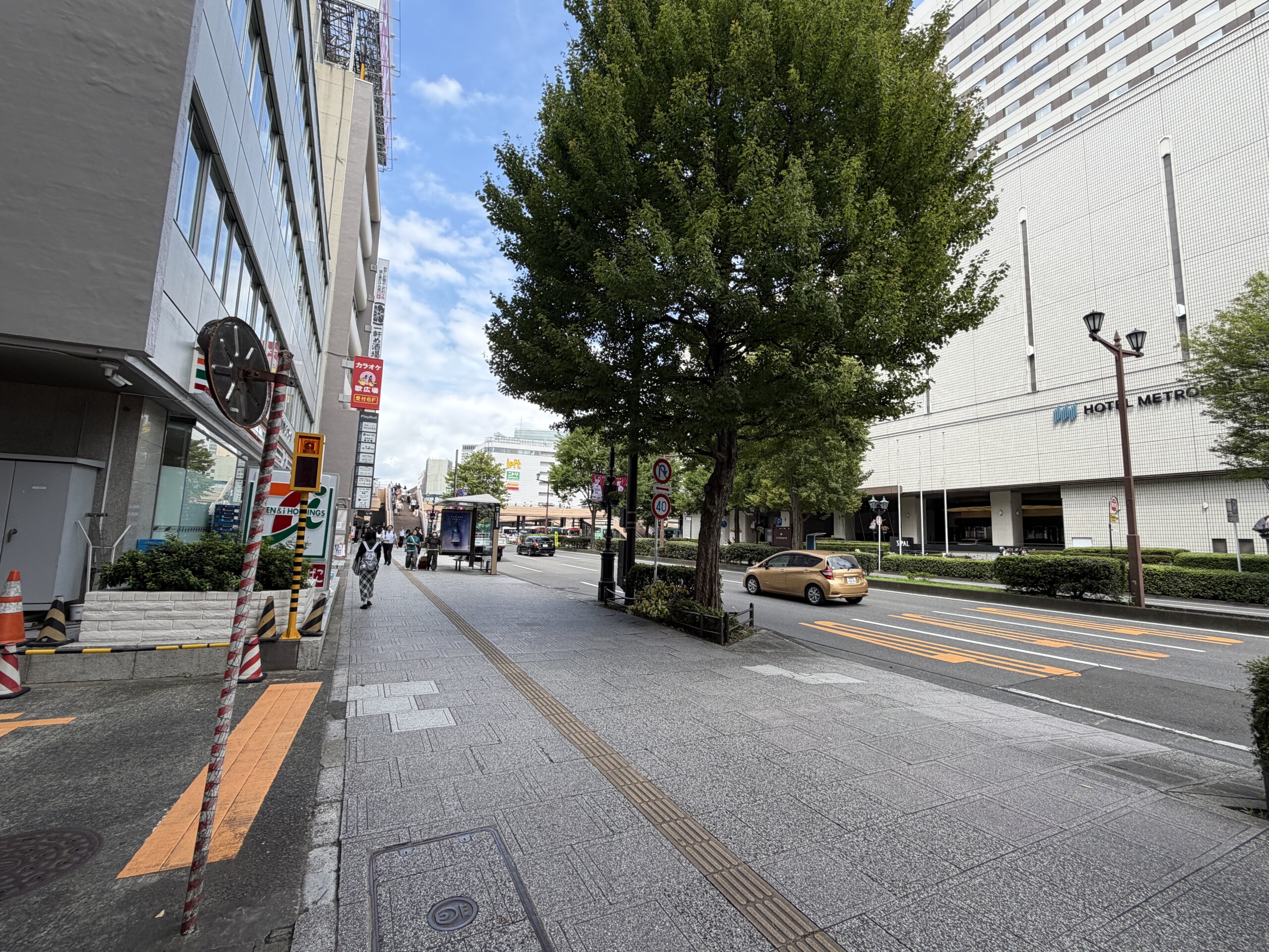ホテルモントレ仙台付近の歩道から仙台駅方面とホテルメトロポリタン仙台を望む風景