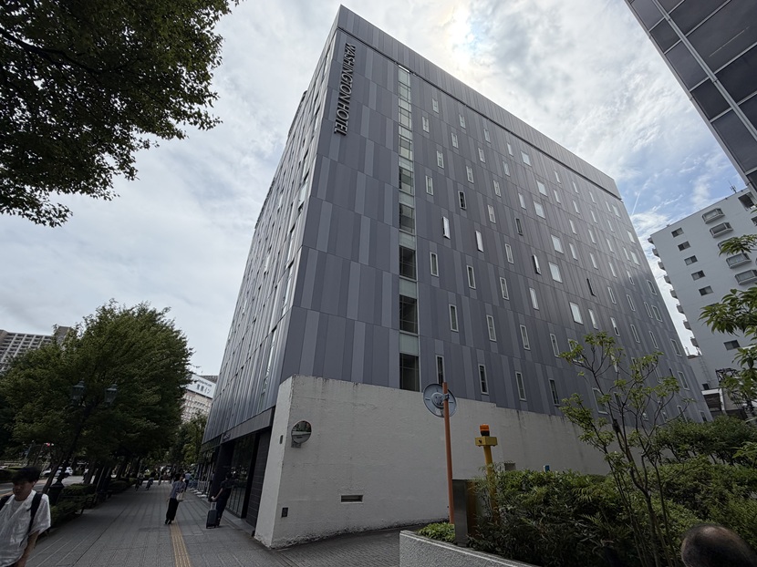 仙台駅西口近くに建つ仙台ワシントンホテルのグレーの外観
