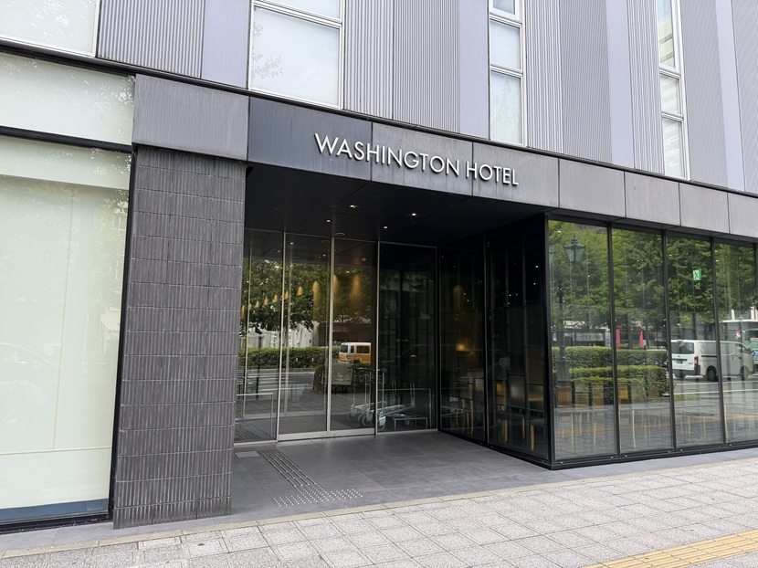 仙台ワシントンホテルのホテル名表示とガラス張りの入口