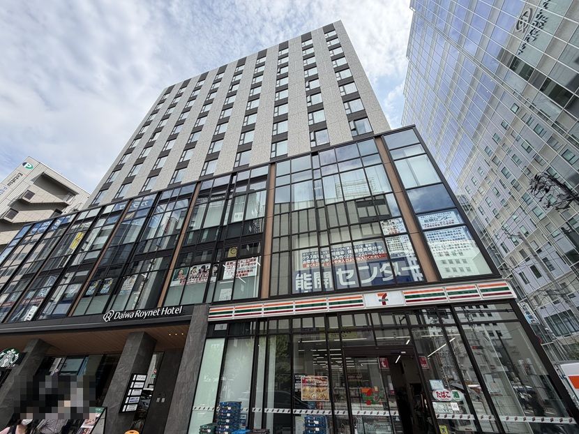 仙台駅西口近くのダイワロイネットホテルと1階のセブンイレブン
