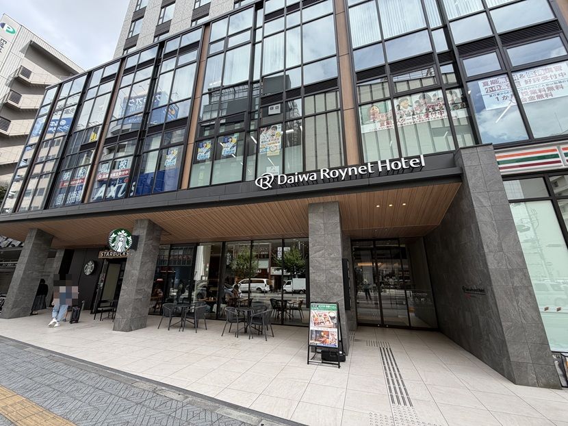 ダイワロイネットホテルの入口と隣接するスターバックスの店舗