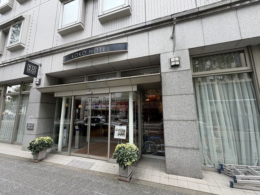 KOKO HOTEL 仙台駅前Westの看板とガラス張りの入口
