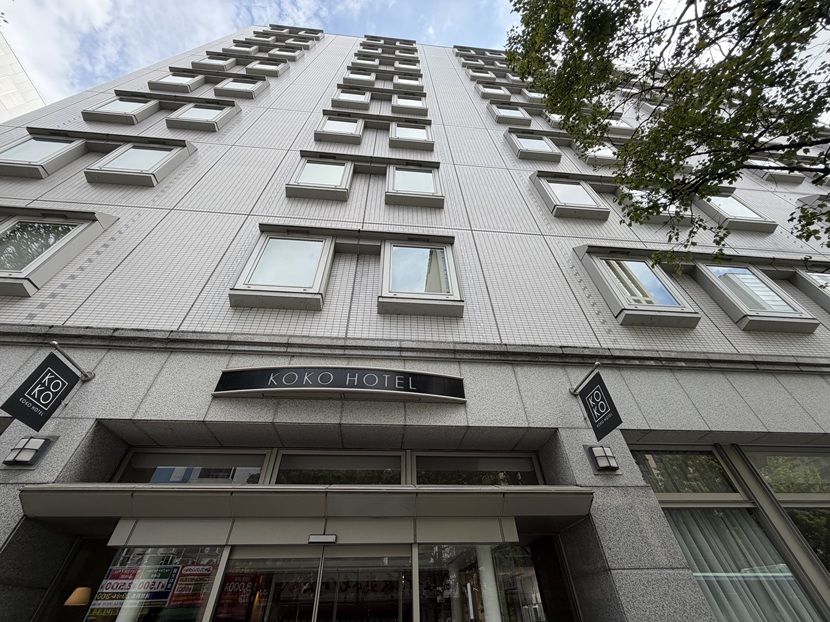 仙台駅西口近くに建つKOKO HOTEL 仙台駅前Westの白い建物