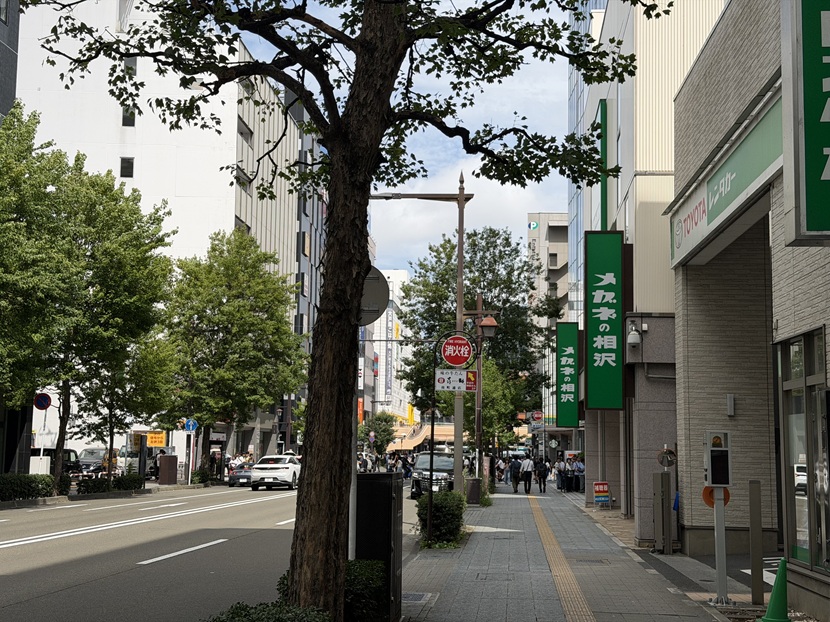 KOKO HOTEL 仙台駅前West付近から仙台駅西口方面を見た歩道と道路