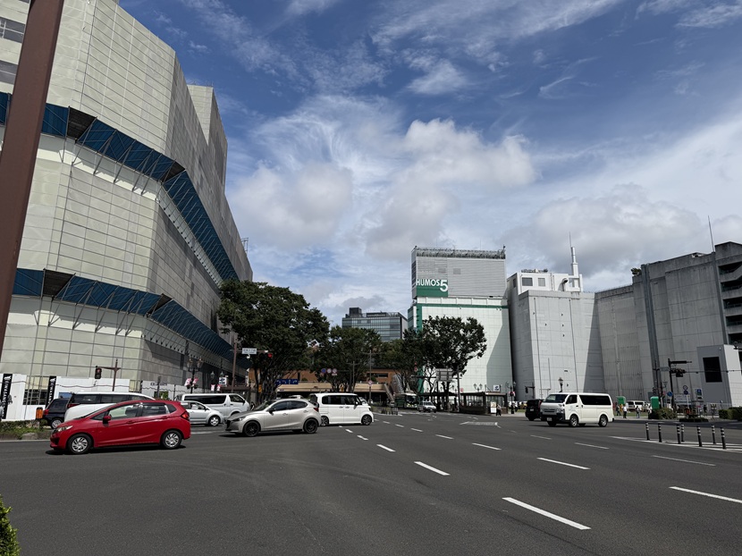 リッチモンドホテルプレミア仙台駅前付近から仙台駅方面を見た交通量の多い交差点