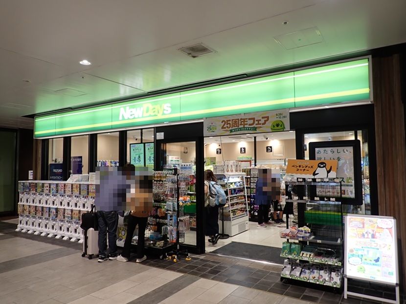 緑色の看板がある仙台駅2階④番のNewDays