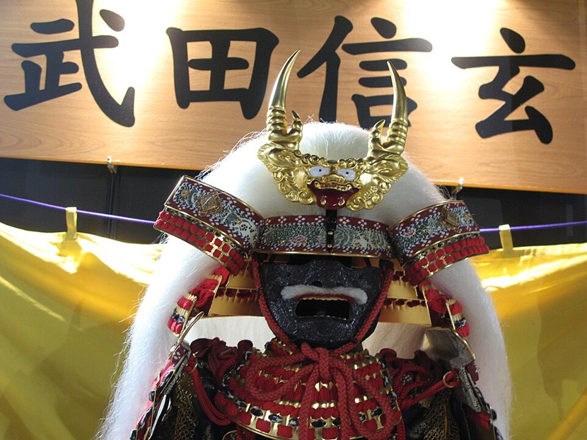 武田信玄の兜と甲冑を再現した展示写真