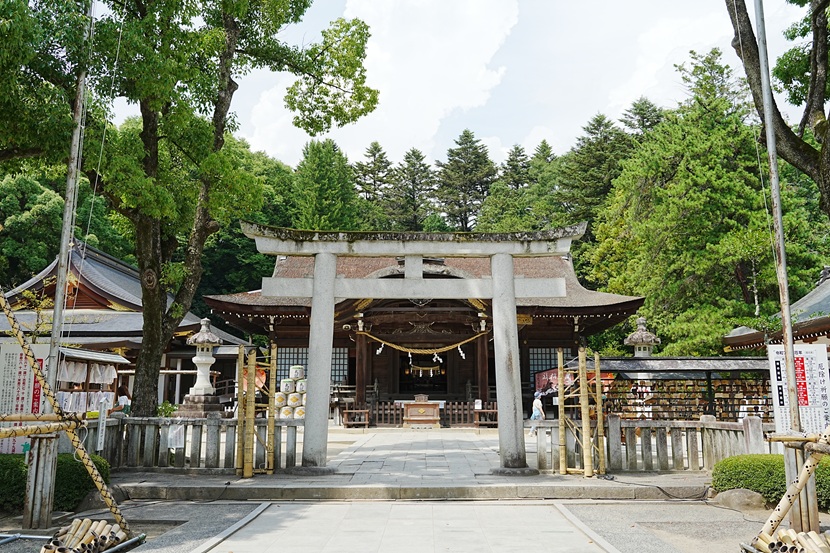 山梨県甲府市の武田神社にある石鳥居と拝殿を正面から撮影した写真