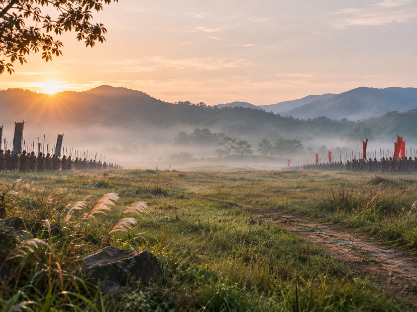 1600年の関ヶ原の戦いをイメージした戦国時代の合戦風景。山々に囲まれた平野に東軍と西軍の軍勢が向かい合う。