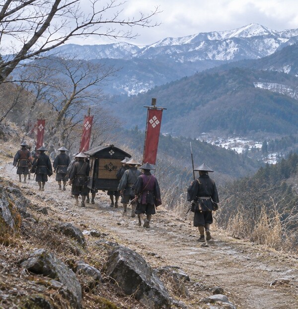 武田信玄が病を抱え甲斐へ戻る途中の山道を進む武田軍のイメージ