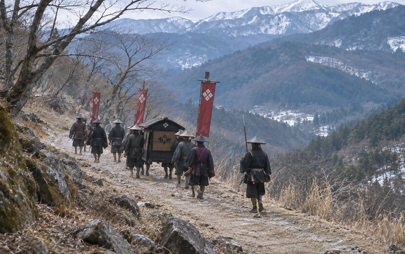 武田信玄が病を抱え甲斐へ戻る途中の山道を進む武田軍のイメージ