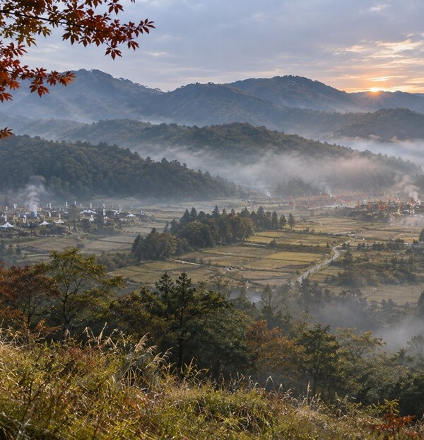 関ヶ原の戦いの舞台となった山々に囲まれた盆地と東軍・西軍の陣地をイメージした歴史風景