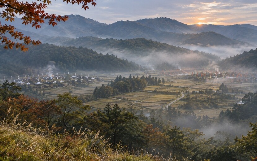 関ヶ原の戦いの舞台となった山々に囲まれた盆地と東軍・西軍の陣地をイメージした歴史風景