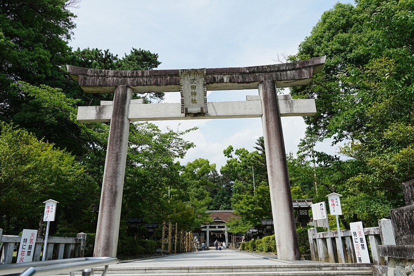 山梨県甲府市の武田神社に建つ大鳥居と境内へ続く参道