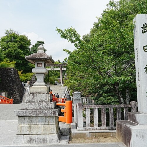 武田信玄の本拠地・躑躅ヶ崎館跡に建つ武田神社の石柱と参道入口