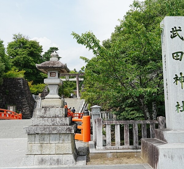 武田信玄の本拠地・躑躅ヶ崎館跡に建つ武田神社の石柱と参道入口