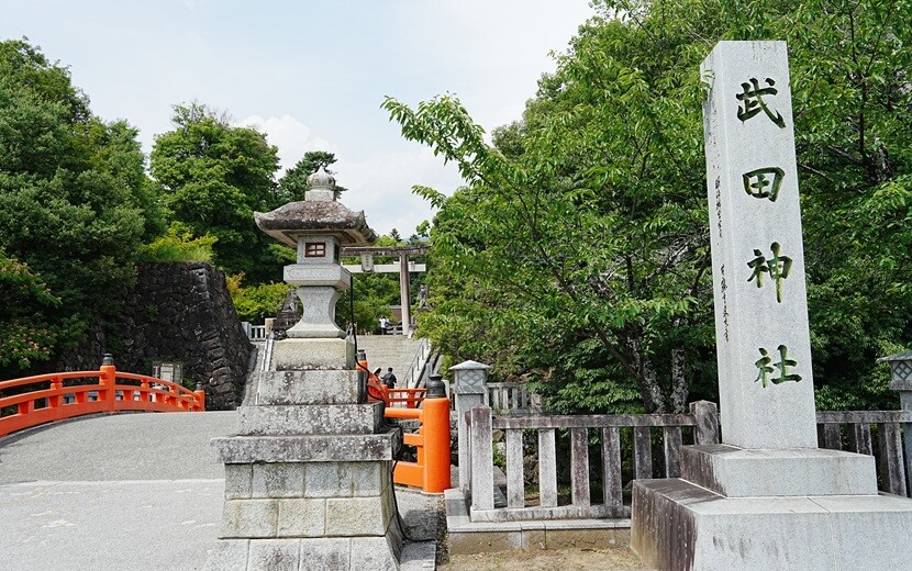 武田信玄の本拠地・躑躅ヶ崎館跡に建つ武田神社の石柱と参道入口
