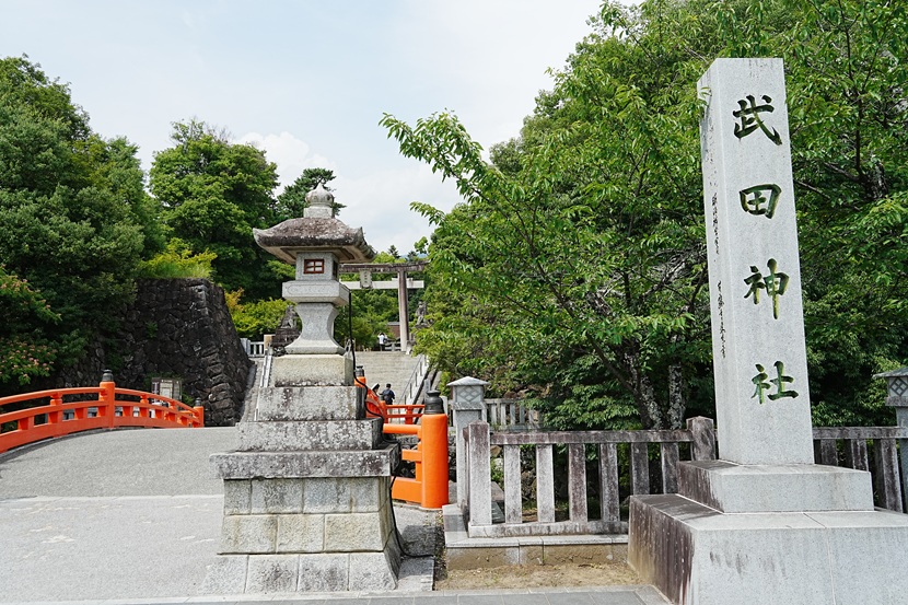 武田信玄の本拠地・躑躅ヶ崎館跡に建つ武田神社の石柱と参道入口